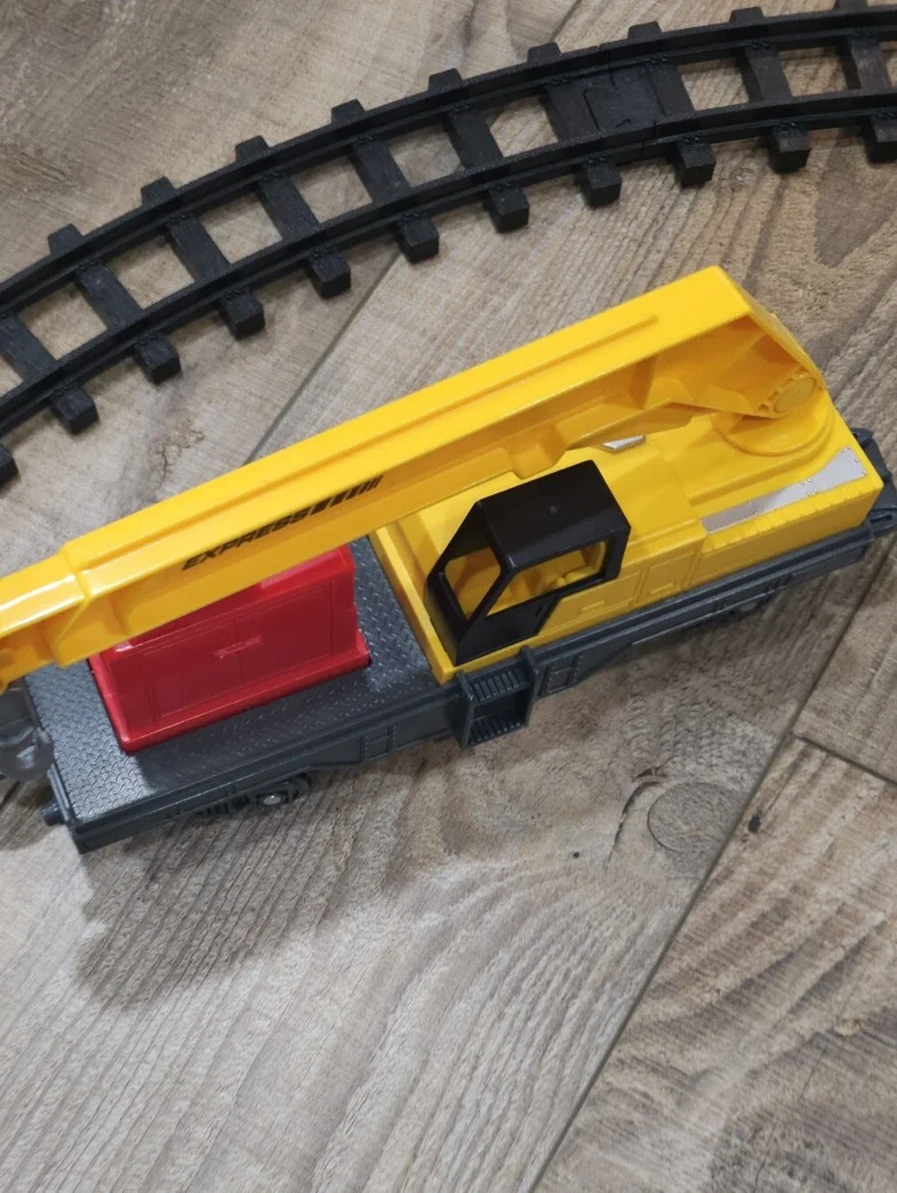 Caterpillar Construction Express Motorized 12 Inch Train 5 Car Set With Tracks